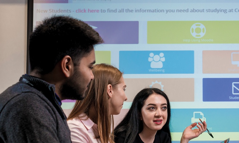 Students working together in a seminar room 